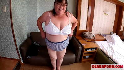 Бүдүүн Япон ээж нь асар том хөхөө харуулж, секс тоглоомонд дуртай. 51 настай Ази ээж бэлгийн амьдралынхаа талаар ярьж байна. Юкико 1 OSAKAPORN тарган milf